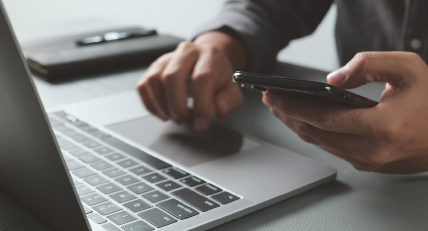 Estudiante revisando materiales descargables y plantillas de análisis de pronósticos