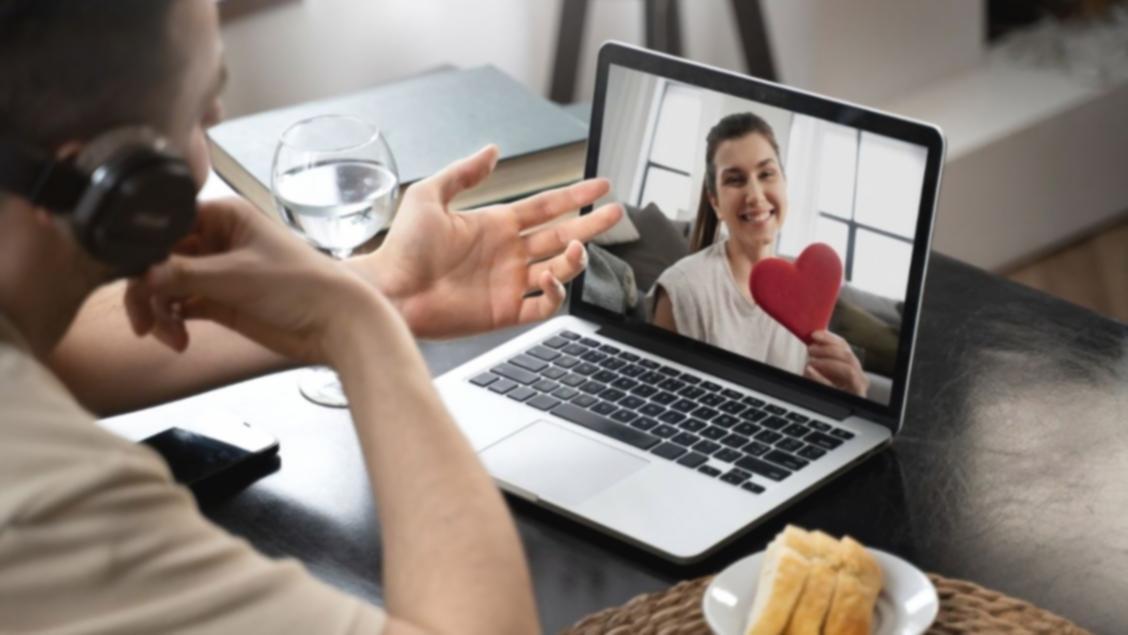 Profesionales trabajando con análisis de datos y pronósticos empresariales en una sesión de masterclass