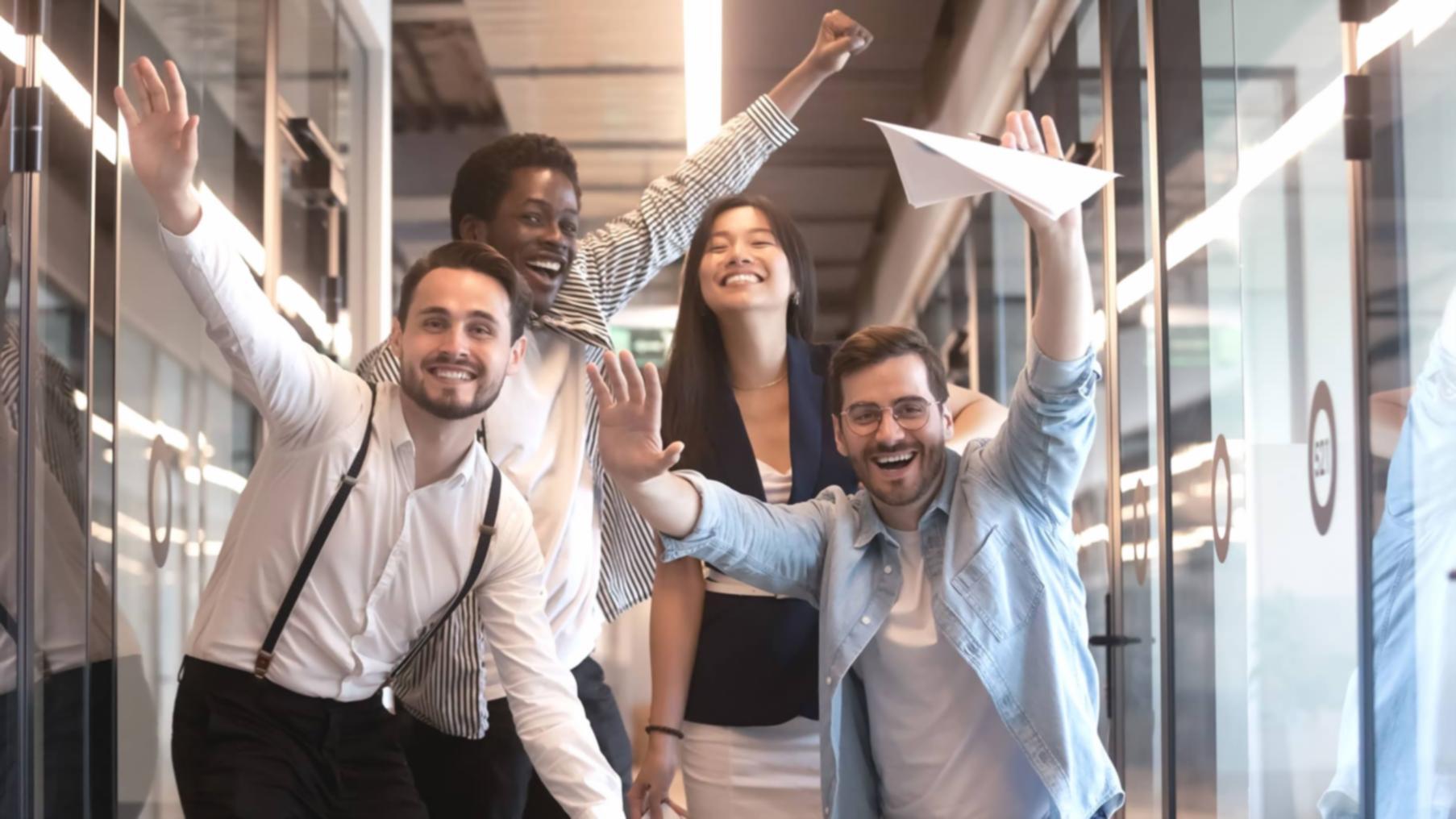 Profesionales analizando datos de pronósticos empresariales