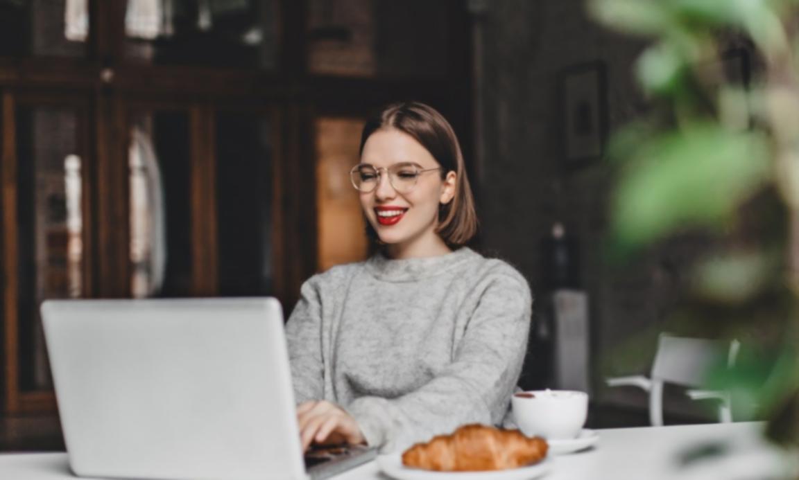 Experto revisando modelos de pronóstico empresarial