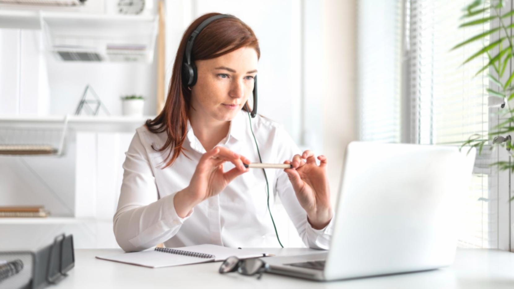 Estudiantes aplicando técnicas de pronóstico empresarial en proyectos reales